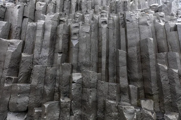 在 Reynisfjara 海滩，冰岛玄武岩 Coulmn — 图库照片