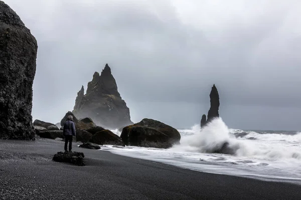 Tempo tempestuoso em Reynisfjara Praia Vulcânica — Fotografia de Stock