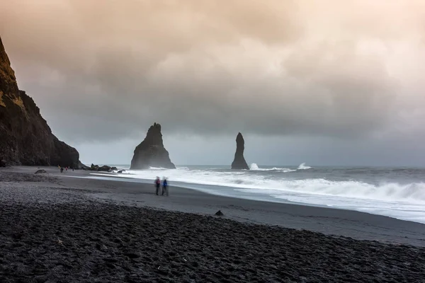 Tempo tempestuoso em Reynisfjara Praia Vulcânica — Fotografia de Stock
