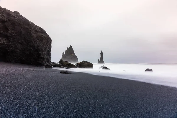 Reynisfjara volkanik Plajı'nda fırtınalı hava