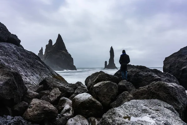 Reynisfjara volkanik Plajı'nda fırtınalı hava — Stok fotoğraf