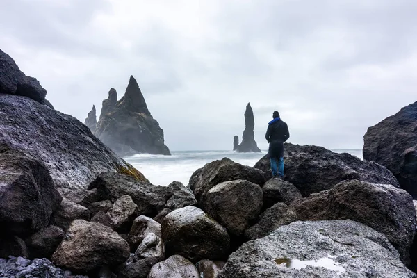 在 Reynisfjara 火山海滩暴风雨天气 — 图库照片