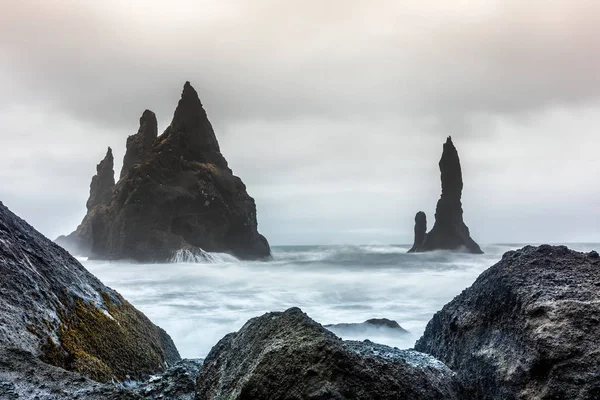 Bouřlivé počasí Reynisfjary vulkanické pláži — Stock fotografie