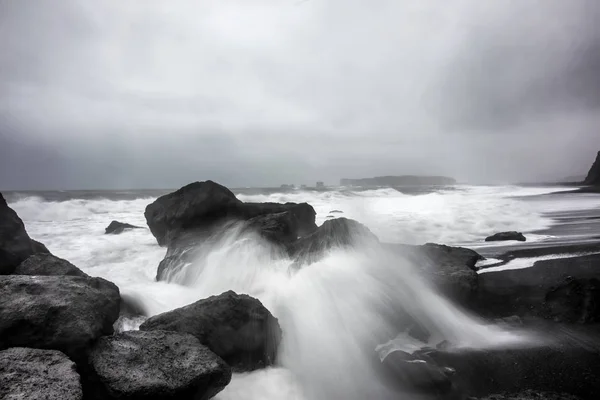 Météo orageuse à Reynisfjara Volcanic Beach — Photo