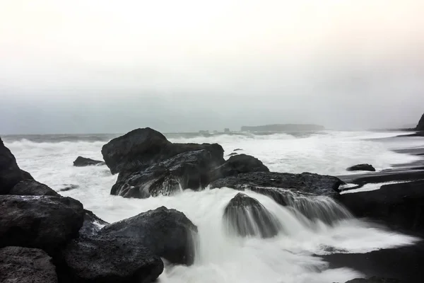 Штормової погоди на Reynisfjara вулканічних пляж — стокове фото