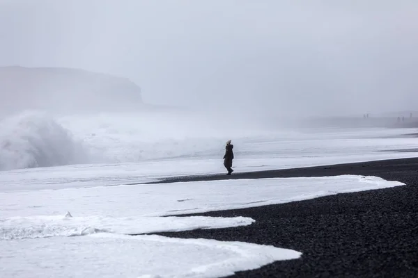 Tiempo tormentoso en la playa volcánica de Reynisfjara — Foto de Stock
