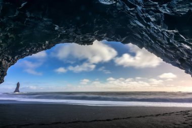 Güney İzlanda 'daki Reynisfjara Sahili' nde bazalt mağarası.