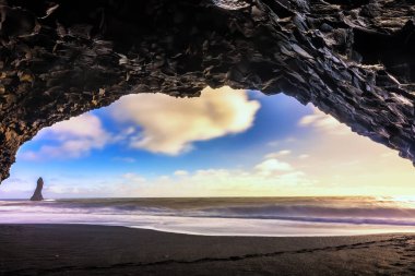 Güney İzlanda 'daki Reynisfjara Sahili' nde bazalt mağarası.