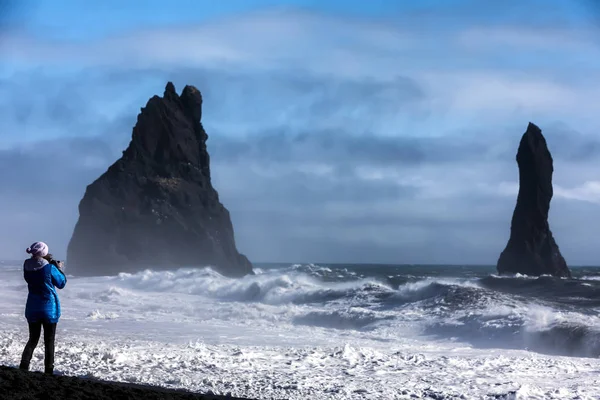 Reynisfjara volkanik Plajı'nda fırtınalı hava — Stok fotoğraf