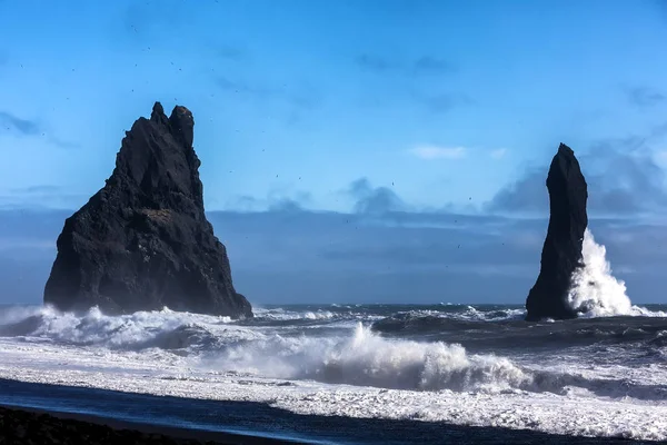 Bouřlivé počasí Reynisfjary vulkanické pláži — Stock fotografie
