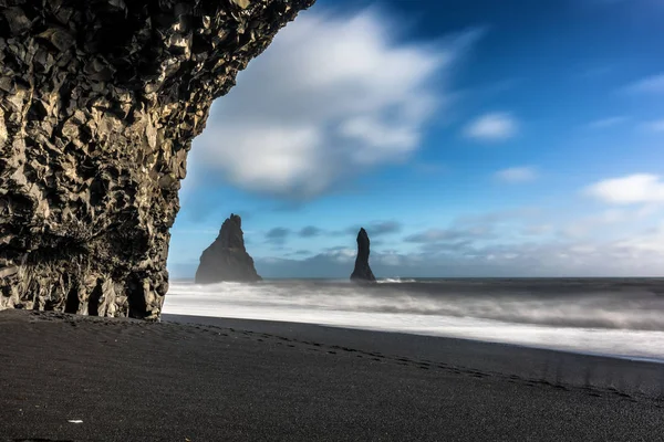 Basaltgrottan vid Reynisfjara strand på södra Island — Stockfoto