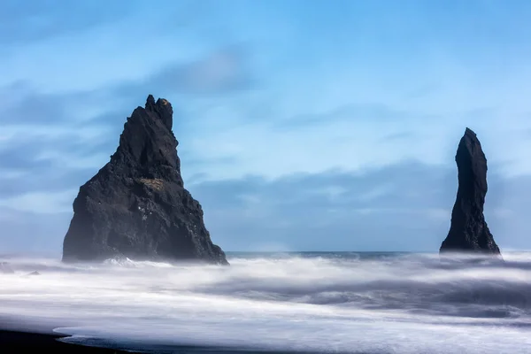 Bouřlivé počasí Reynisfjary vulkanické pláži — Stock fotografie