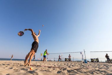 t 1 beyaz Tenis Turnuvası sırasında kimliği belirsiz oyuncular