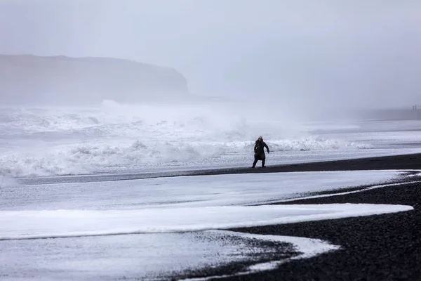 Штормової погоди на Reynisfjara вулканічних пляж — стокове фото