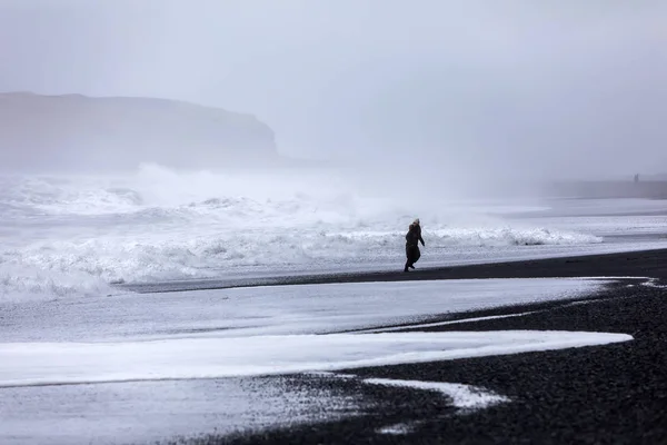 在 Reynisfjara 火山海滩暴风雨天气 — 图库照片