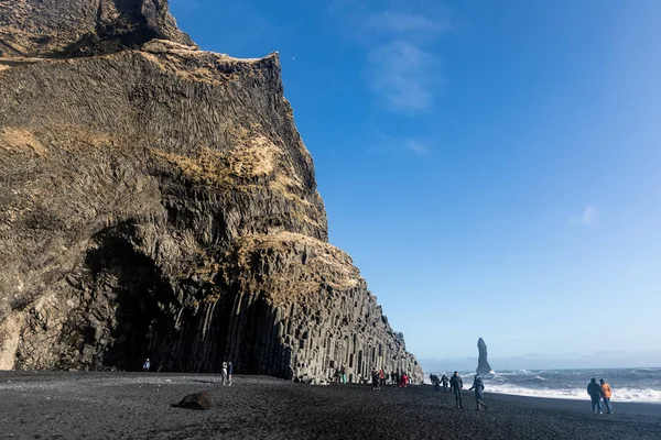 Caverna de basalto em Reynisfjara Beach, no sul da Islândia — Fotografia de Stock