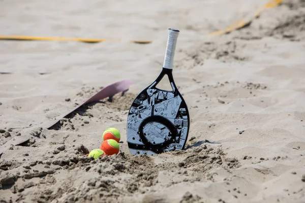 Rakets e bolas durante o primeiro torneio de tênis de praia branco fo — Fotografia de Stock