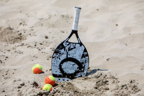 Racchette e palle durante il primo torneo di tennis sulla spiaggia bianca fo — Foto Stock