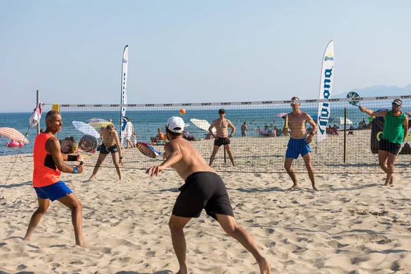 Joueurs non identifiés lors du 1er tournoi de tennis blanc à t — Photo