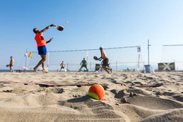 Joueurs non identifiés lors du 1er tournoi de tennis blanc à t — Photo