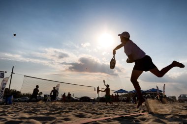 t 1 beyaz Tenis Turnuvası sırasında kimliği belirsiz oyuncular