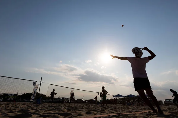 Joueurs non identifiés lors du 1er tournoi de tennis blanc à t — Photo