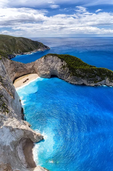 Вид с воздуха на пляж Navagio (кораблекрушение) на острове Закинф, Гр. — стоковое фото