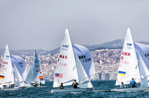 Atletas yates en acción durante "2017 Campeón Mundial Masculino 470 — Foto de Stock