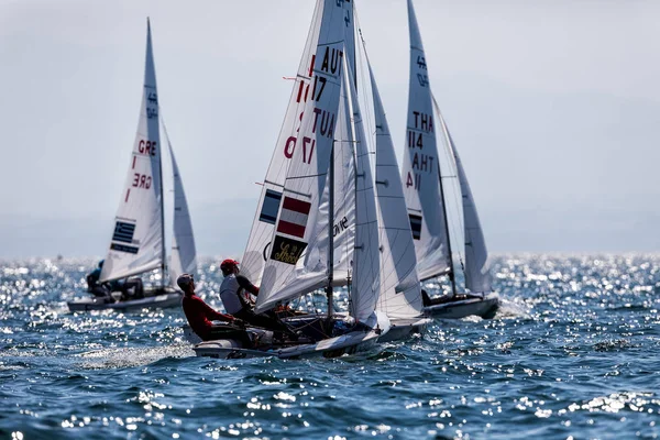 Sportolók jachtok in action közben "2017 férfi 470 világbajnok — Stock Fotó