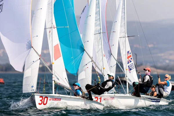 Atleti yacht in azione durante "2017 Donne 470 Campione del Mondo — Foto Stock