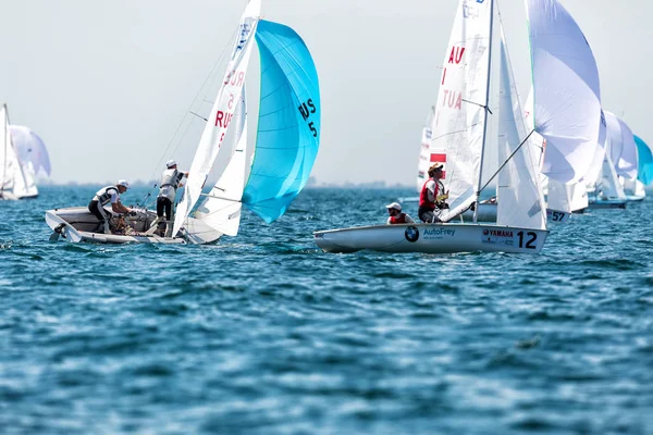 Sportolók jachtok in action közben "2017 férfi 470 világbajnok — Stock Fotó