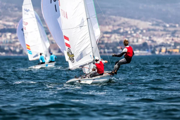 Sporcular Yatlar eylem sırasında "2017 erkekler 470 dünya şampiyonu — Stok fotoğraf