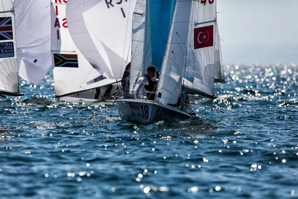 Atleti yacht in azione durante "2017 Campione del Mondo 470 Uomo — Foto Stock