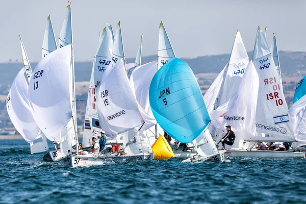 Sportolók jachtok in action közben "2017 férfi 470 világbajnok — Stock Fotó