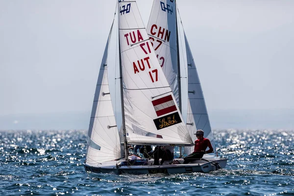 Atleti yacht in azione durante "2017 Campione del Mondo 470 Uomo — Foto Stock