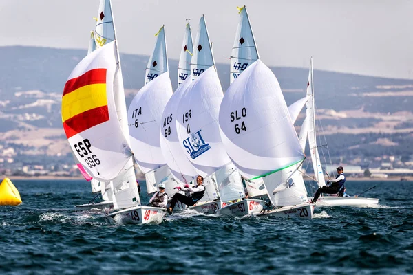 Athlètes yachts en action pendant "2017 Femmes 470 Champion du Monde — Photo