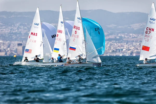 Athlètes yachts en action pendant "2017 Champion du monde 470 hommes — Photo