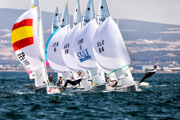 Sporcular Yatlar eylem sırasında "2017 kadınlar 470 dünya şampiyonu — Stok fotoğraf