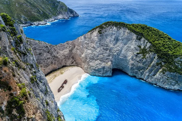 Vista aérea de la playa de Navagio (naufragio) en la isla de Zakynthos, Gr — Foto de Stock