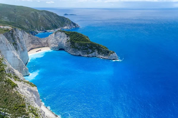 Вид с воздуха на пляж Navagio (кораблекрушение) на острове Закинф, Гр. — стоковое фото