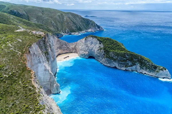 Lotu ptaka Plaża Navagio (wrak) na wyspie Zakintos, Gr — Zdjęcie stockowe