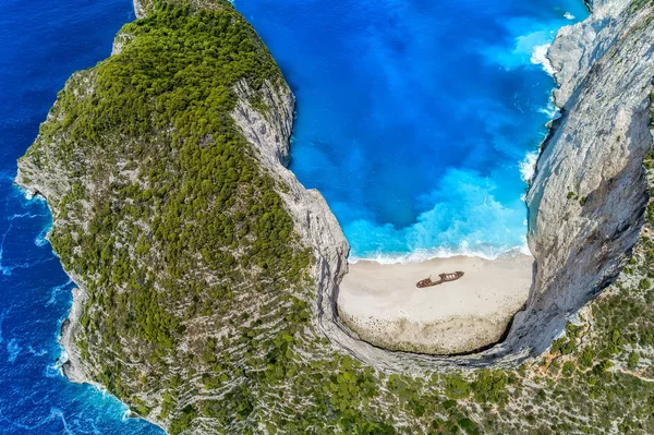 Вид с воздуха на пляж Navagio (кораблекрушение) на острове Закинф, Гр. — стоковое фото