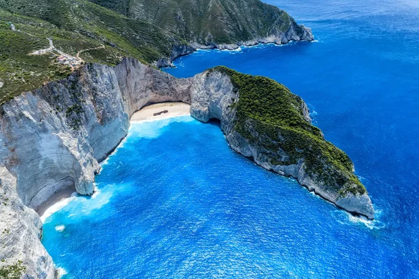 Lotu ptaka Plaża Navagio (wrak) na wyspie Zakintos, Gr — Zdjęcie stockowe