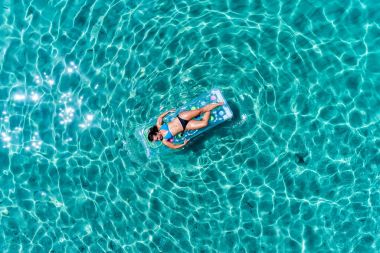 Gök olayları görüntülemek güzel bir genç kadın bikini bir yatak üzerinde ben