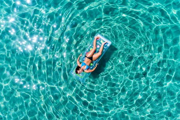 Vista aérea de uma bela jovem mulher de biquíni em um colchão i — Fotografia de Stock