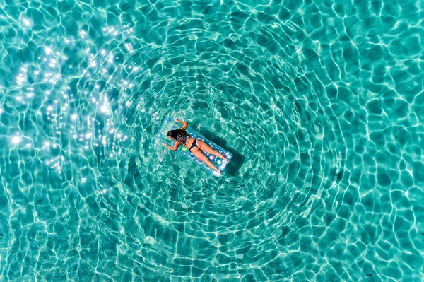 Antenne kijk van een mooie jonge vrouw in bikini op een matras ik — Stockfoto