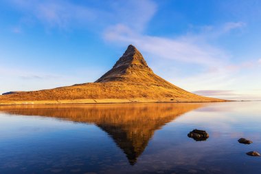 Dağ Kirkjufell, yansıma, Batı İzlanda