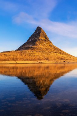 Dağ Kirkjufell, yansıma, Batı İzlanda