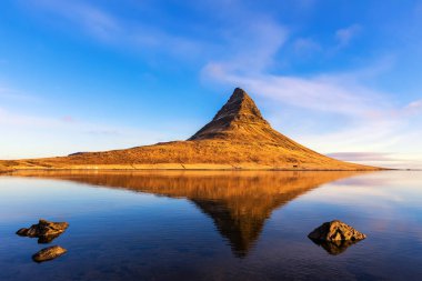 Dağ Kirkjufell, yansıma, Batı İzlanda