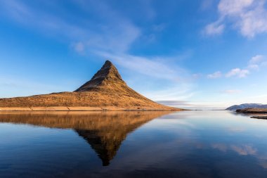 Dağ Kirkjufell, yansıma, Batı İzlanda